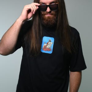 Modelo usando camiseta oversized preta Ainda Bem que Eu Estou na Causa
