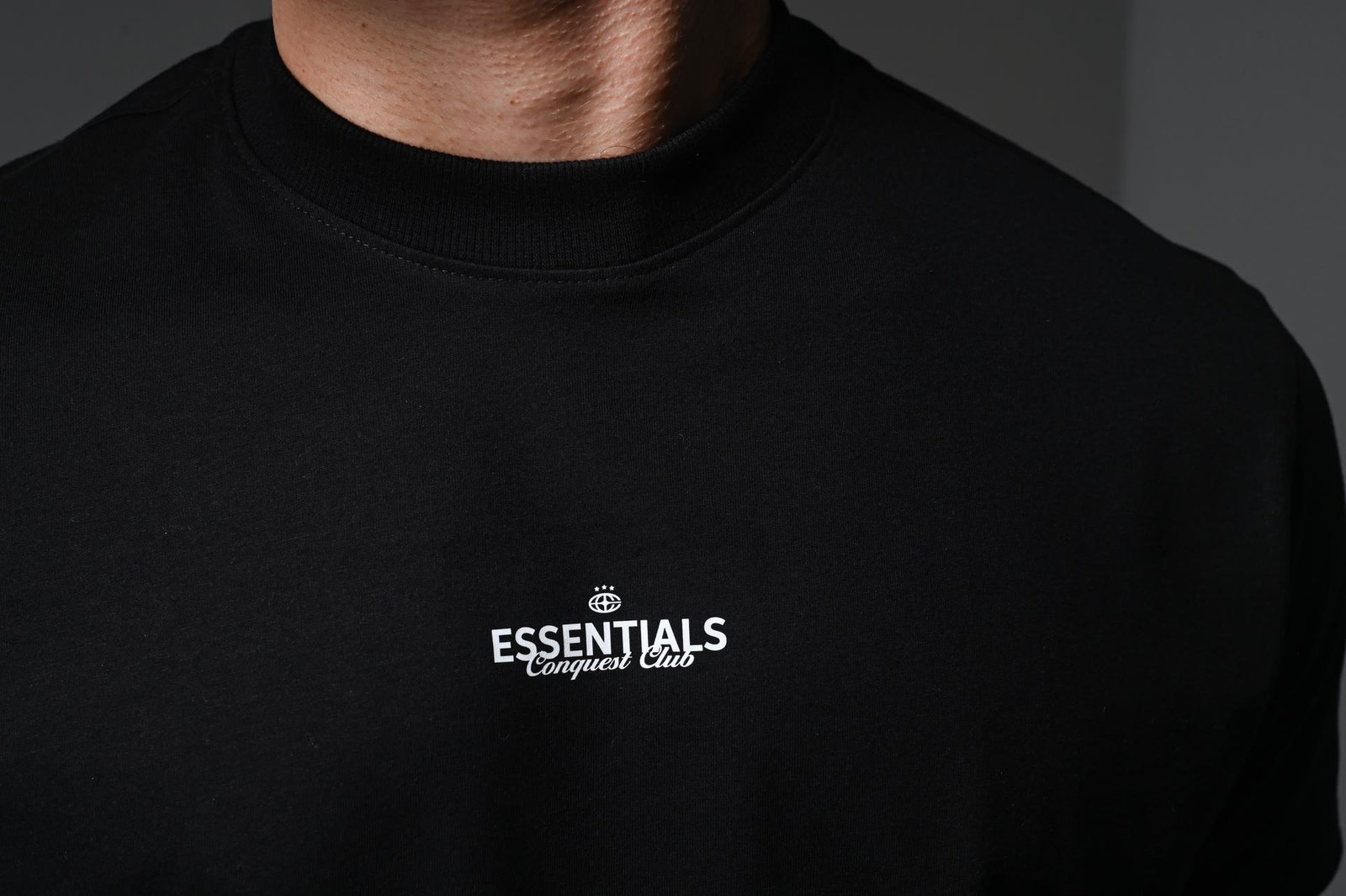 Detalhe frontal da camiseta preta Essentials