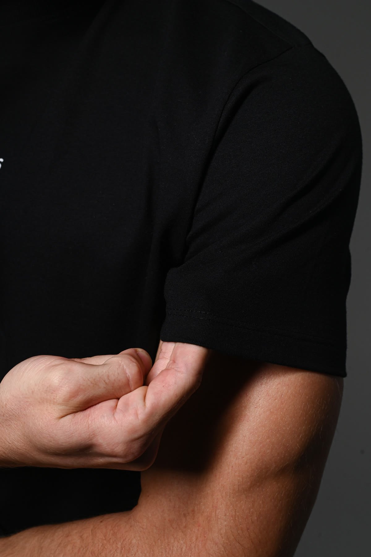 Detalhe da manga da camiseta preta Essentials