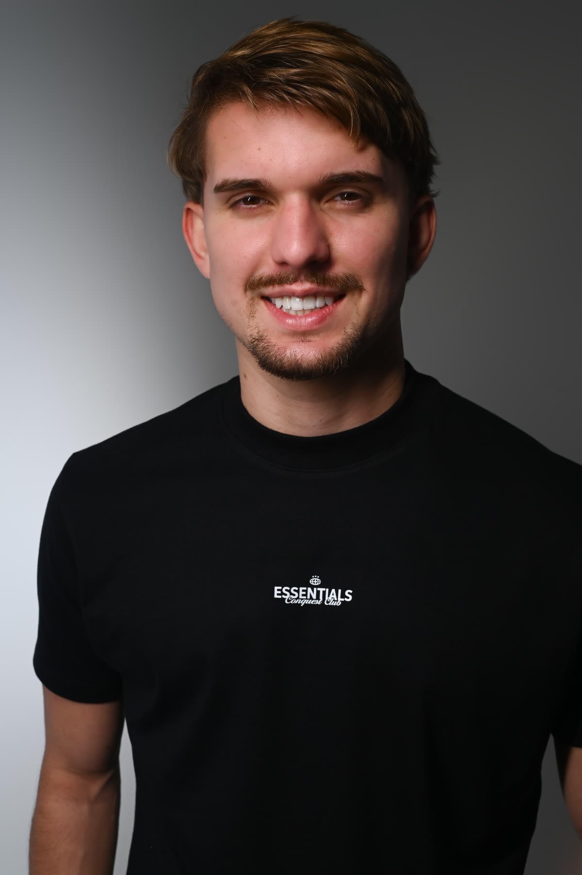 Modelo usando camiseta preta Essentials