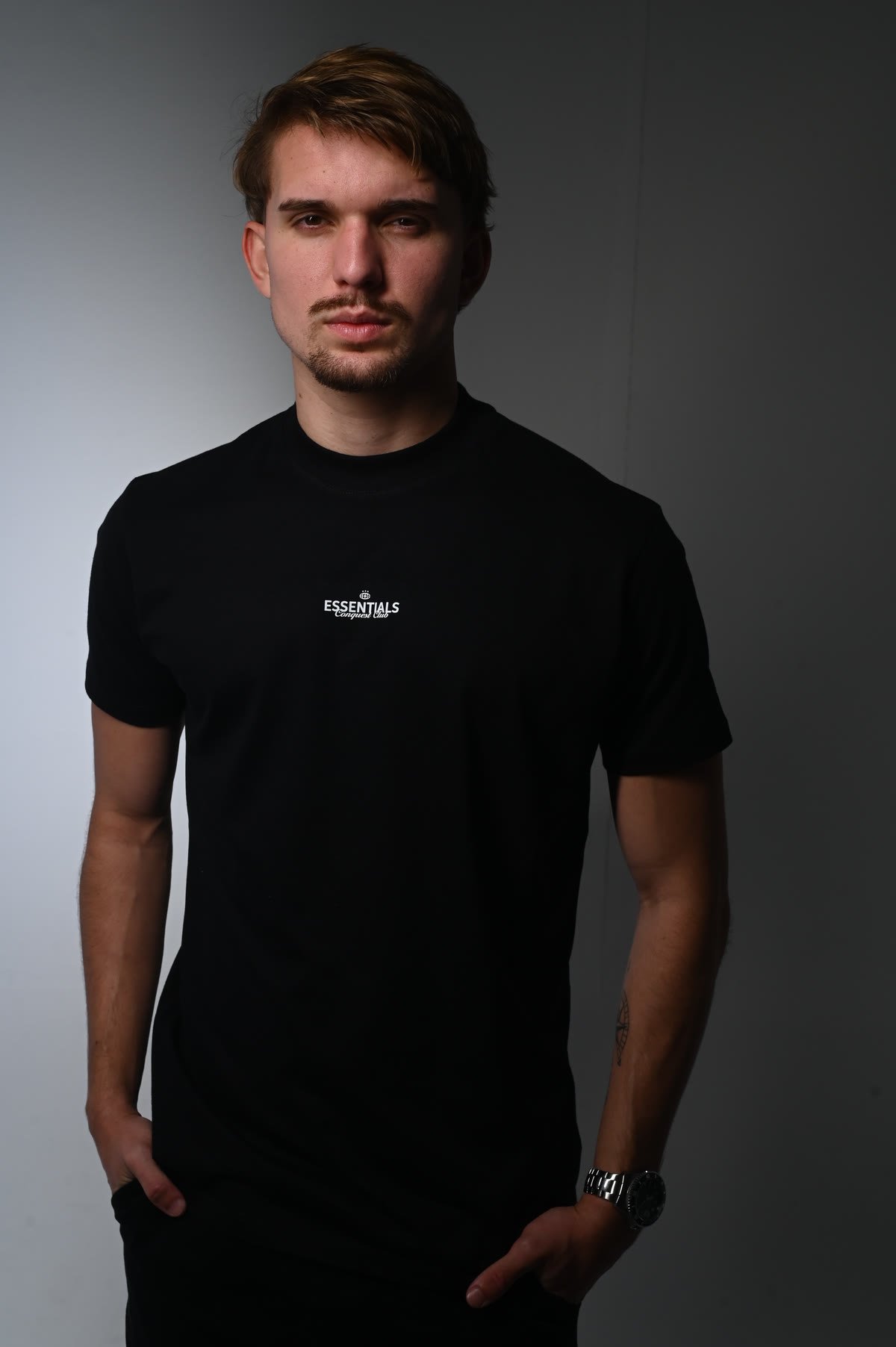 Look completo com camiseta preta Essentials