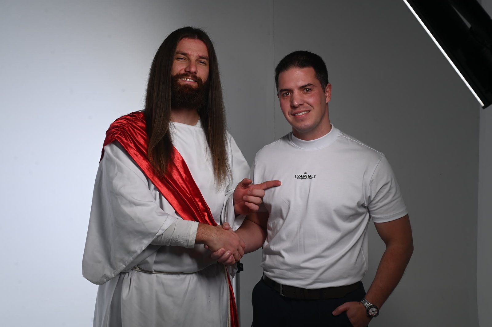Wellington Andreos Correa, Jesus dos Doces, e Maurício em registro da parceria com a Conquest Club