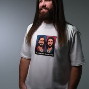Modelo usando camiseta oversized off-white Com Jesus na Causa