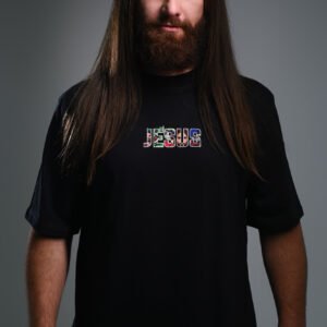 Modelo usando camiseta oversized preta Jesus 12
