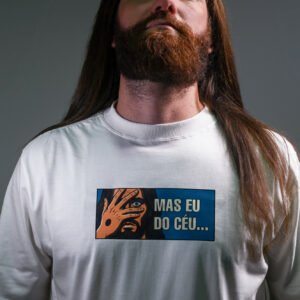 Modelo usando camiseta oversized off-white Mas Eu do Céu